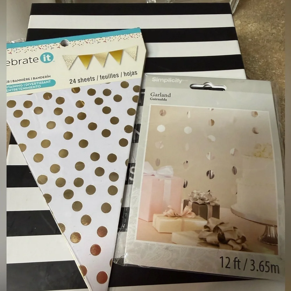 NWT. Metallic garlands party bundle